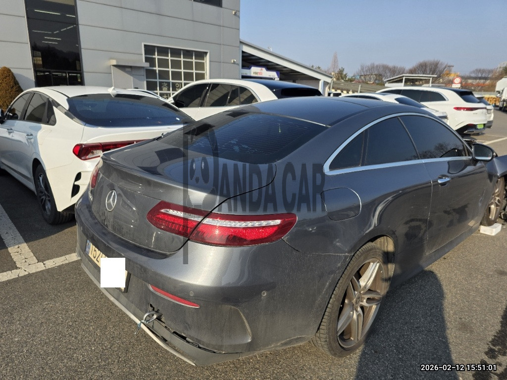 2017 Mercedes-Benz E220 d Coupe, photograph 2