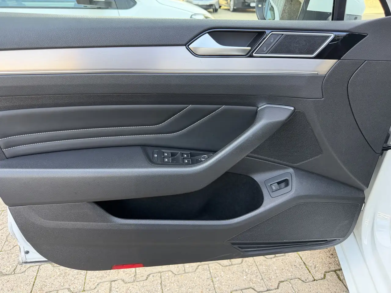 2021 Volkswagen Passat Variant 2.0 TDI SCR DSG Elegance   ACC, photograph 5