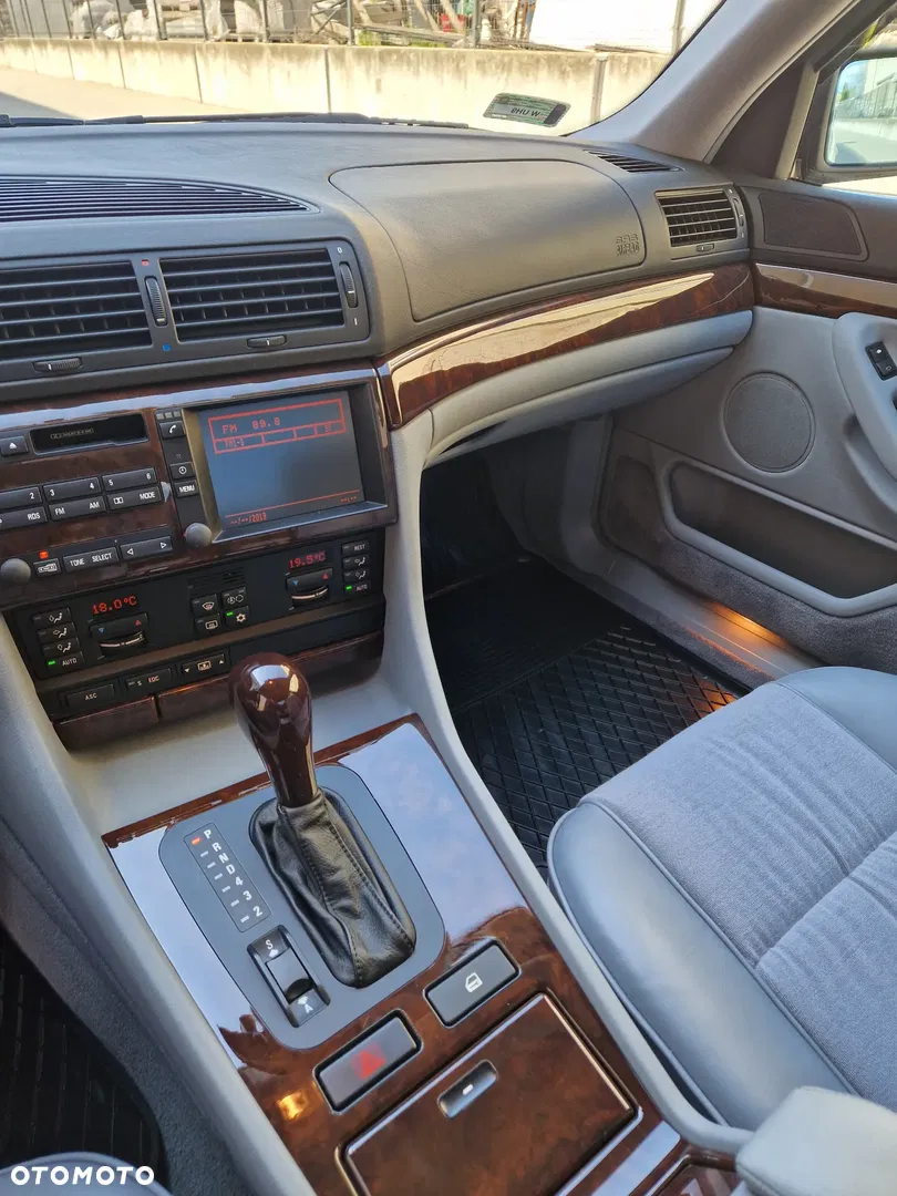 1995 BMW Seria 7 740i V8, photograph 8