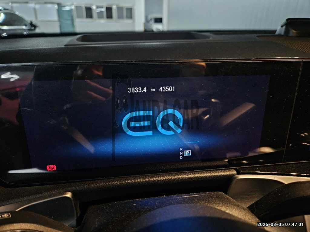2022 Mercedes-Benz EQB300 4MATIC, photograph 4