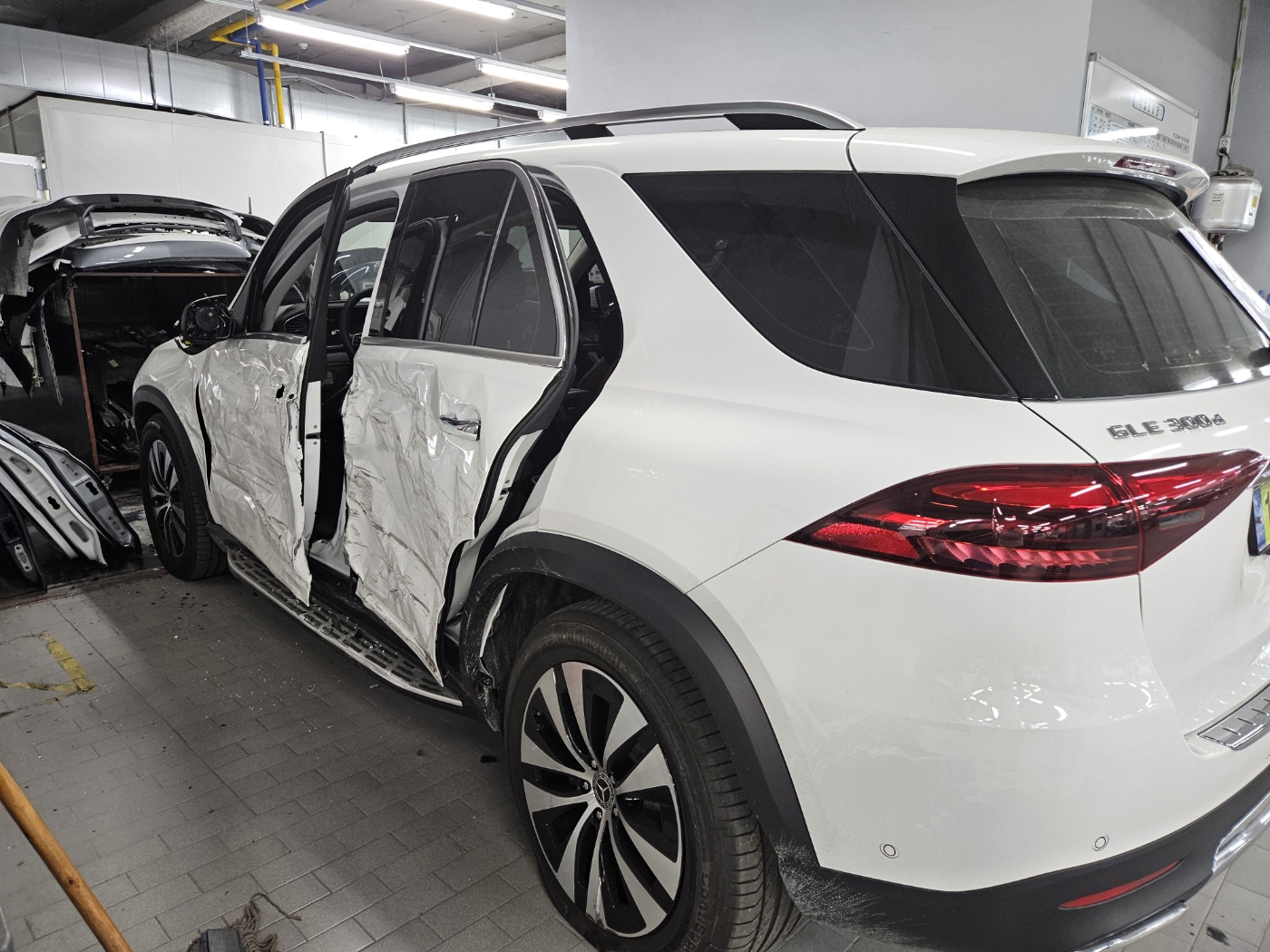 2024 Mercedes-Benz GLE 300 d 4MaTIC, photograph 3