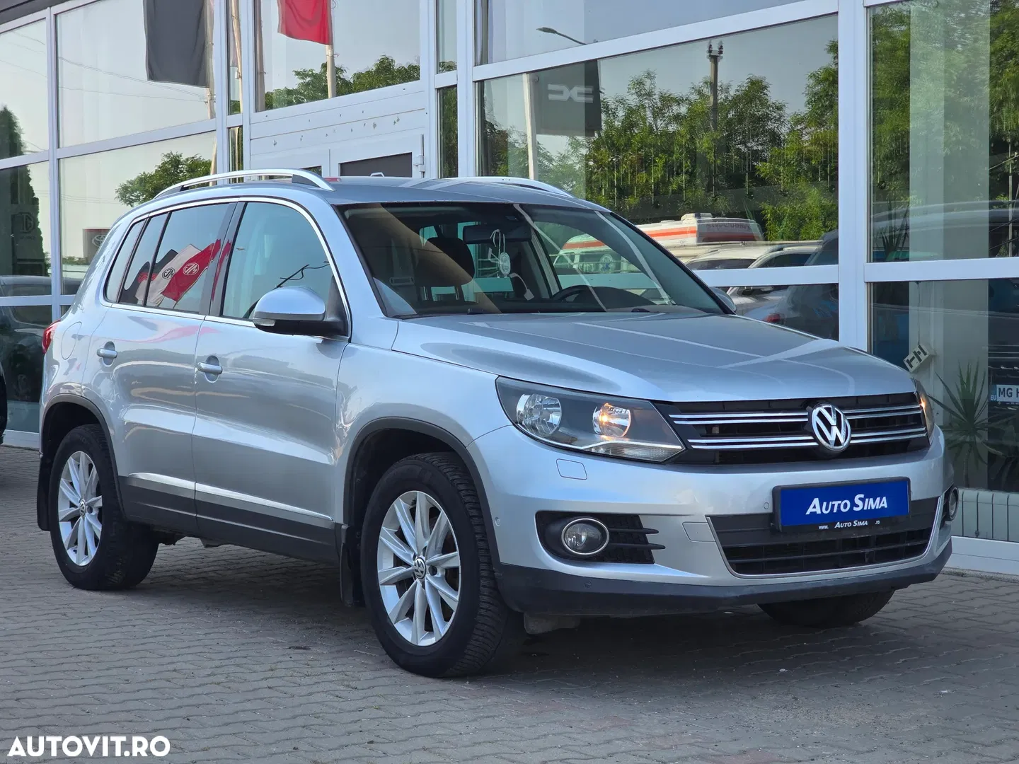 2014 Volkswagen Tiguan 2.0 TDI DPF 4Motion BlueMotion Technology DSG Sport & Style, photograph 2