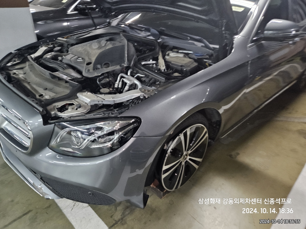 2020 Mercedes-Benz E 300, photograph 3