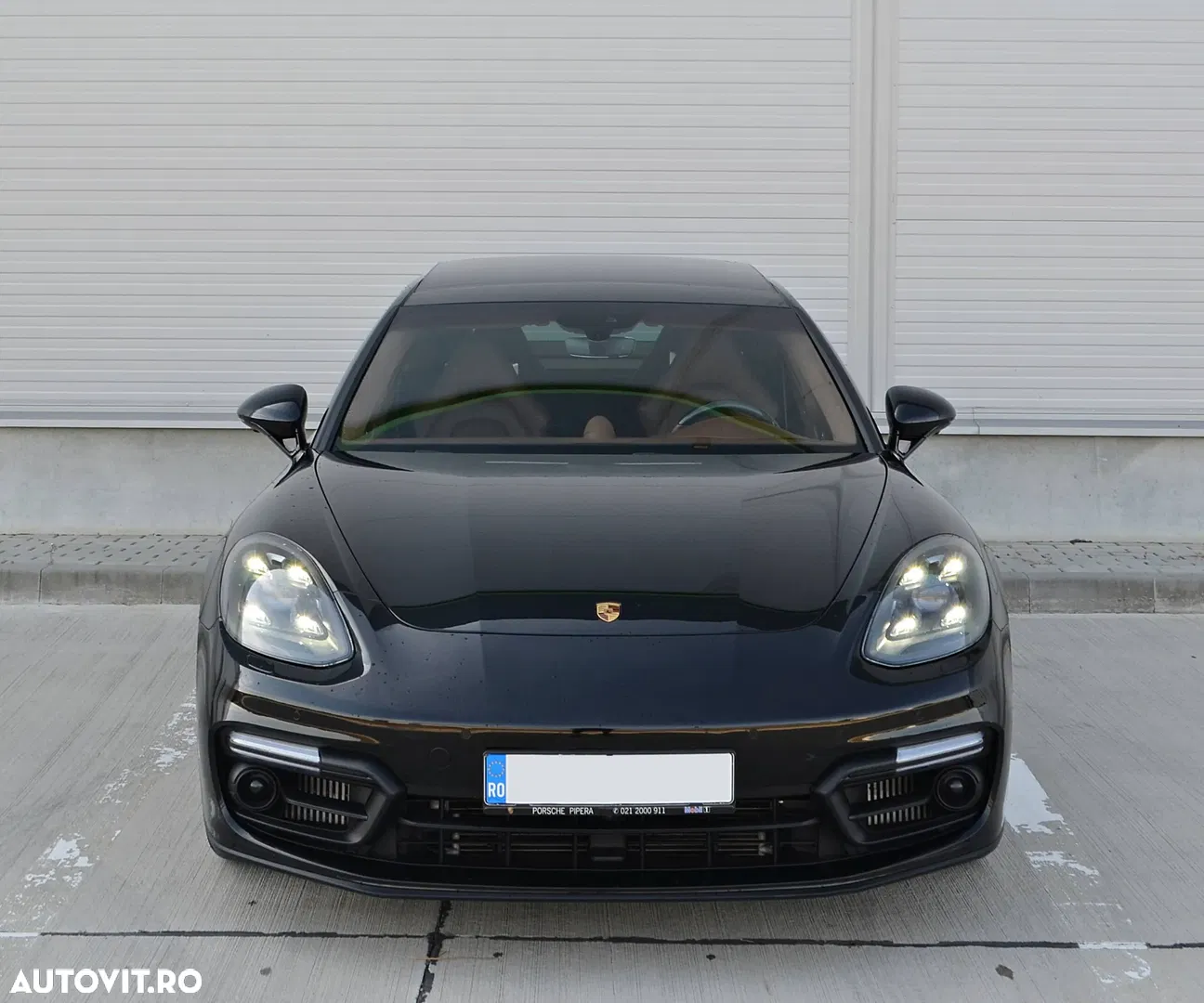 2019 Porsche Panamera GTS, photograph 2