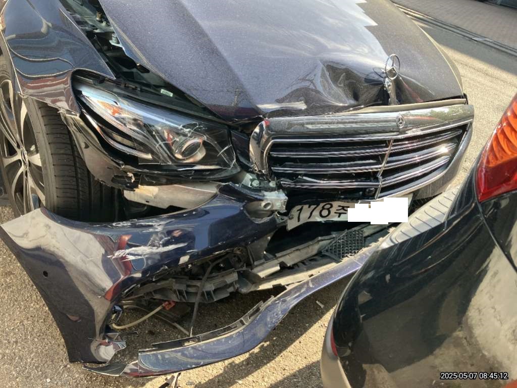 2019 Mercedes-Benz Benz E 300 e, photograph 5