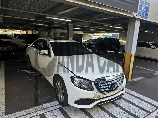 2020 Mercedes-Benz E 300 4MATIC, photograph 2