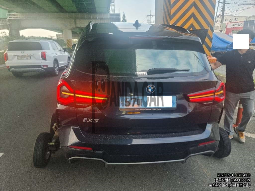 2022 BMW iX3 M Sport, photograph 3