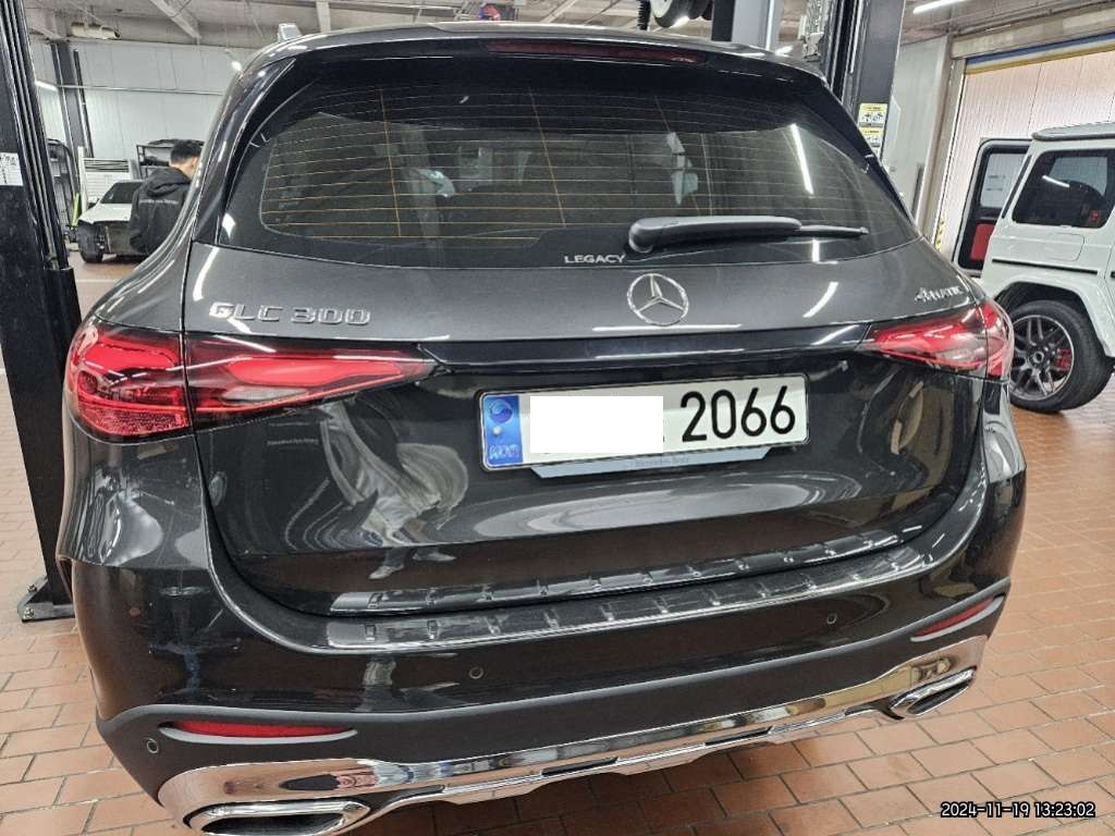 2023 Mercedes-Benz GLC300 4MATIC, photograph 3