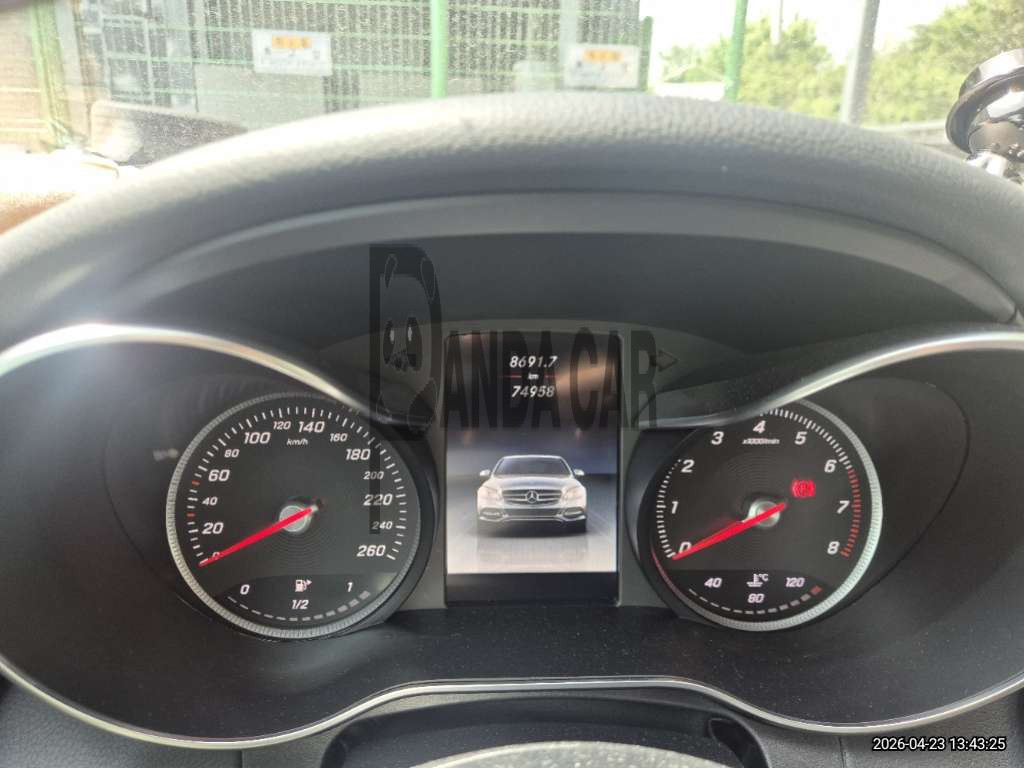 2017 Mercedes-Benz C200, photograph 2