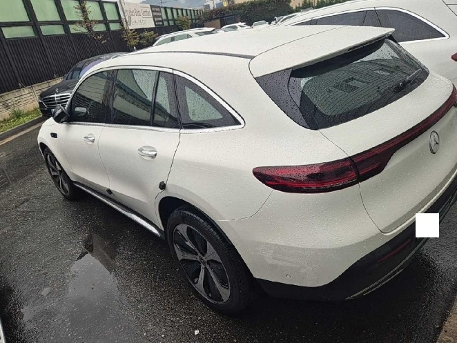 2020 Mercedes-Benz Benz EQC 400 4MATIC, photograph 2