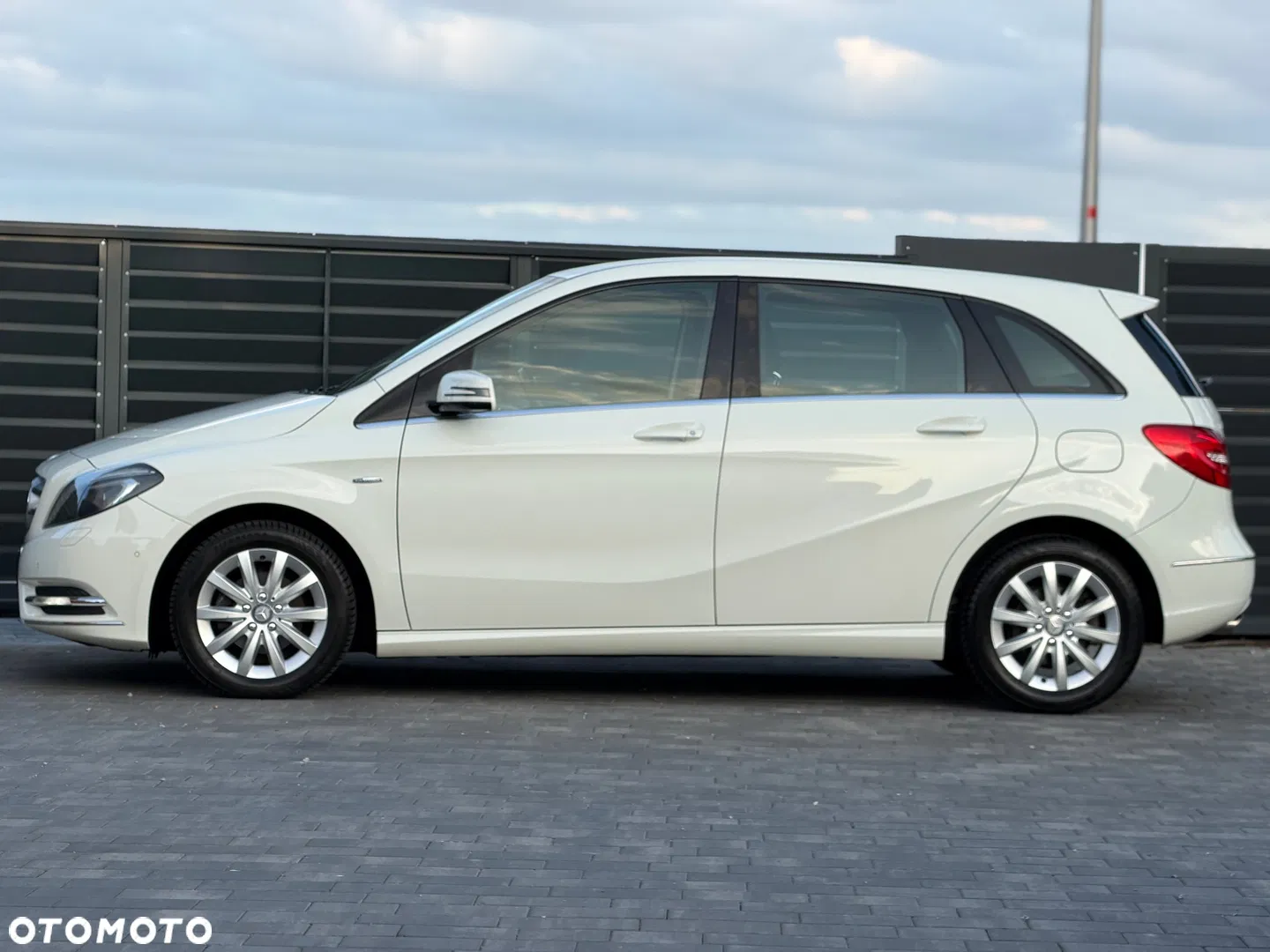 2012 Mercedes-Benz Klasa B 180, photograph 3
