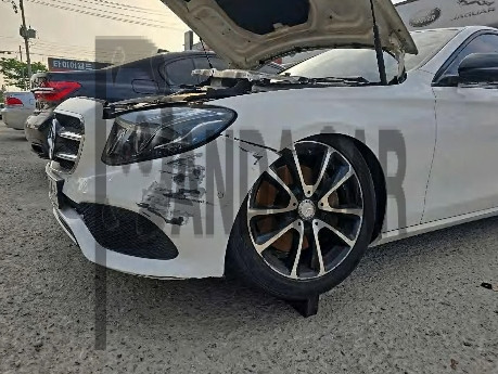 2017 Mercedes-Benz E300, photograph 1