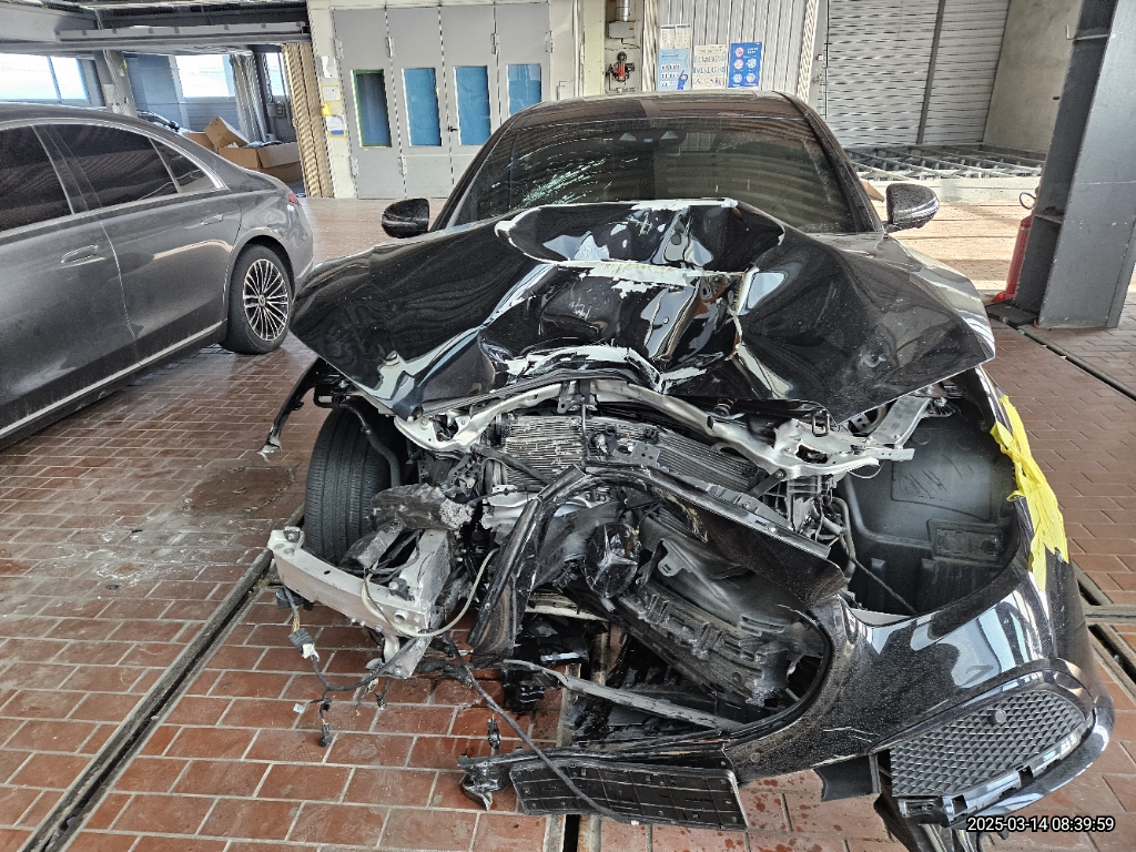 2021 Mercedes-Benz E350 4MATIC, photograph 2
