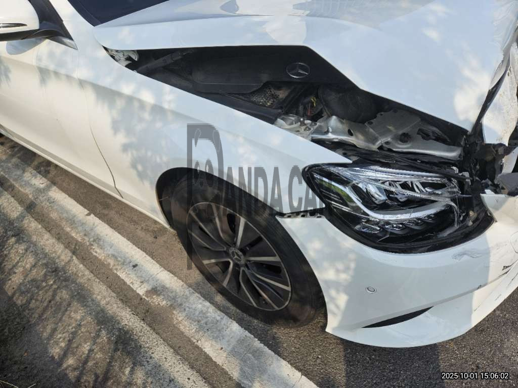 2019 Mercedes-Benz Benz C 200, photograph 2