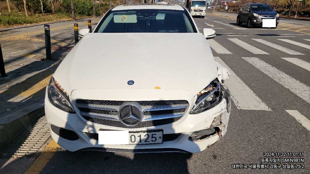 2017 Mercedes-Benz C200, photograph 1