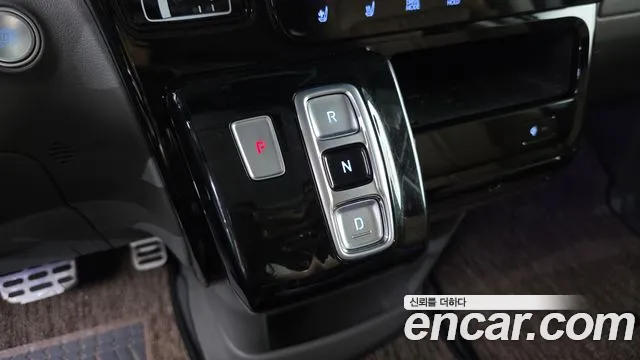 Hyundai Staria 4WD Lounge 7-Seater — photo 1 of 34