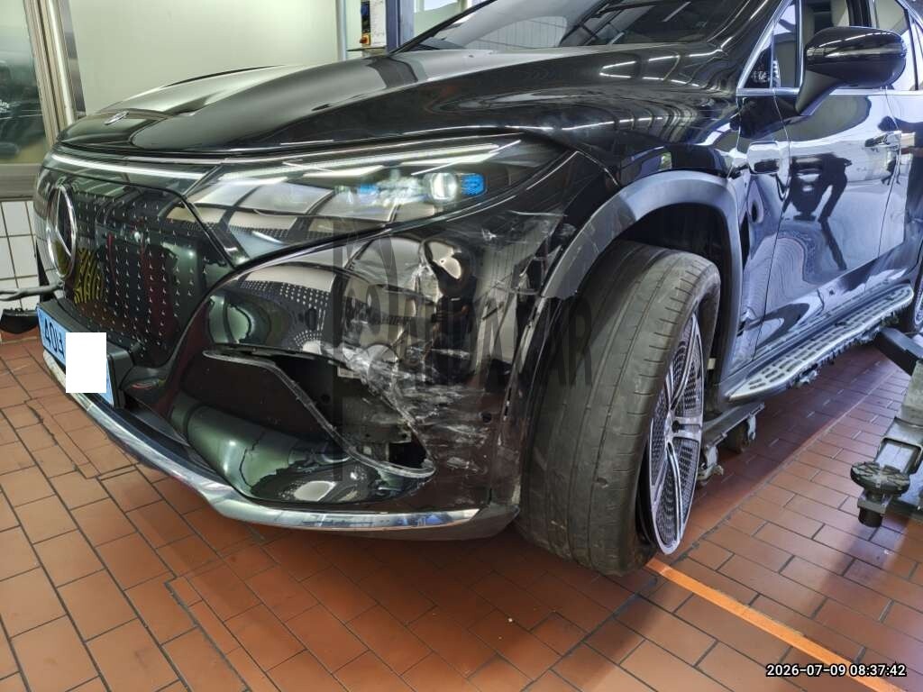 2023 Mercedes-Benz EQS450 4MATIC SUV, photograph 2
