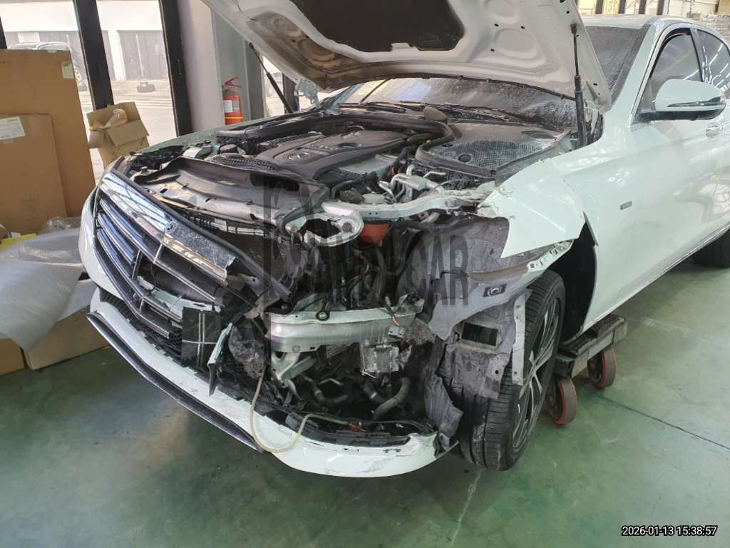 2020 Mercedes-Benz E300 e 4MATIC, photograph 2