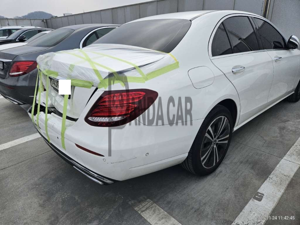 2020 Mercedes-Benz Benz E220 d, photograph 3