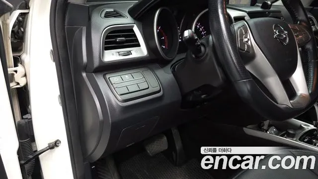 2016 KG_Mobility_Ssangyong TIBOLI Diesel VX 2WD, photograph 2