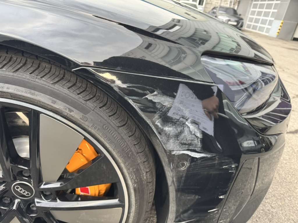 2022 Audi etron GT quattro, photograph 4