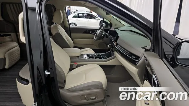 Kia Canival Gasoline 4-Seater Hi Limousine — photo 1 of 20