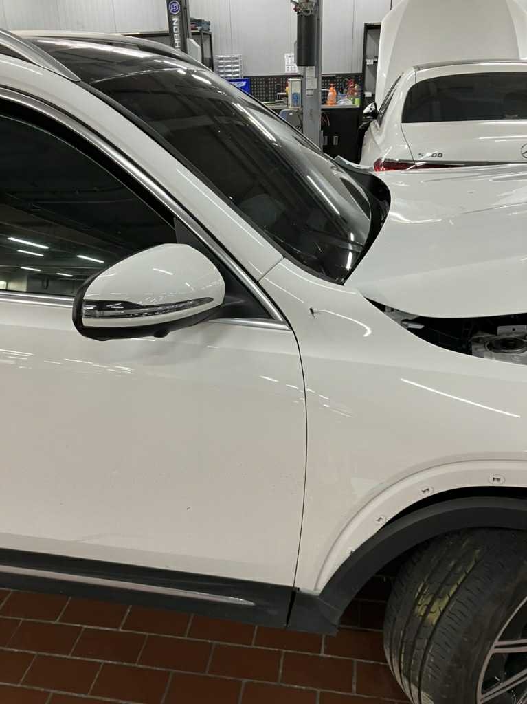 2025 Mercedes-Benz EQB 300 4MATIC, photograph 2