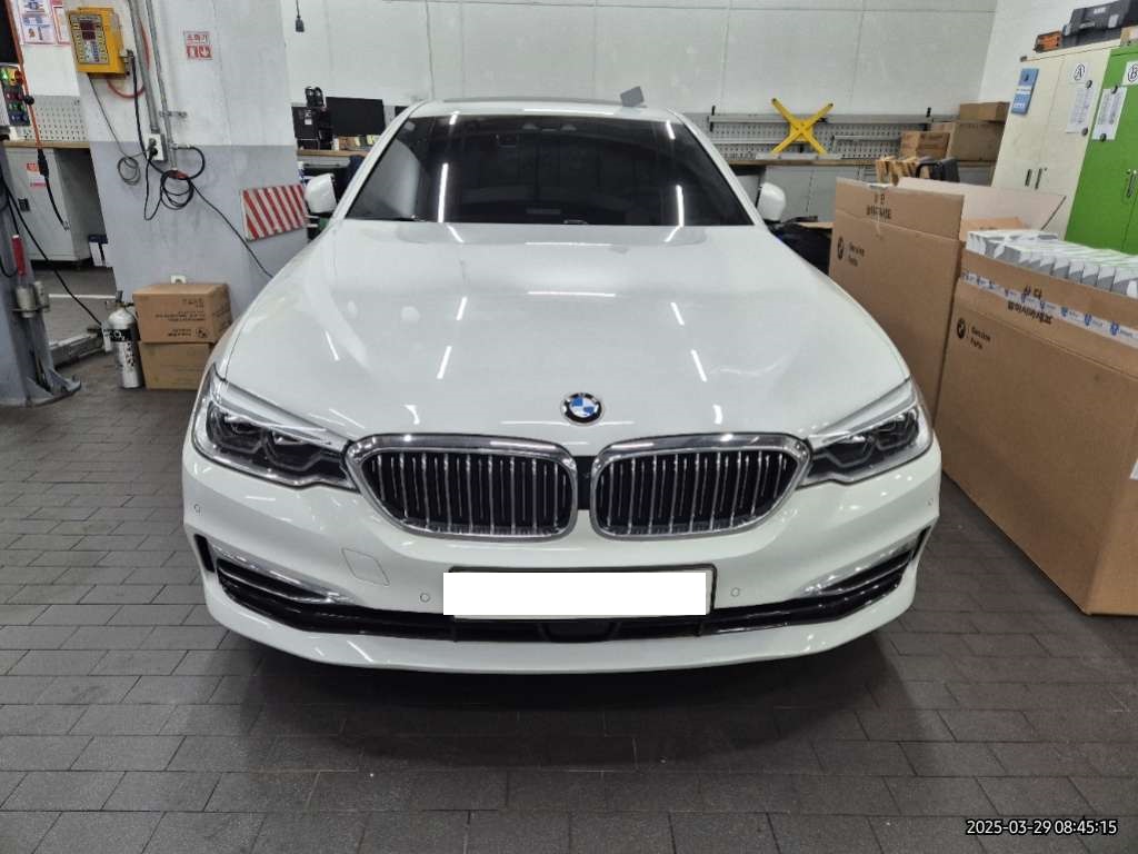 2020 BMW 520i Luxury, photograph 1