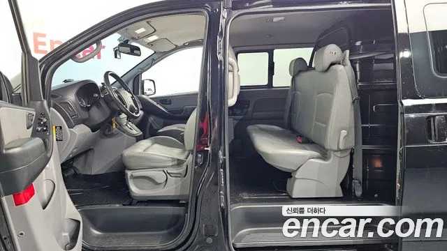 Hyundai Starex Van 5-Seater — photo 1 of 31