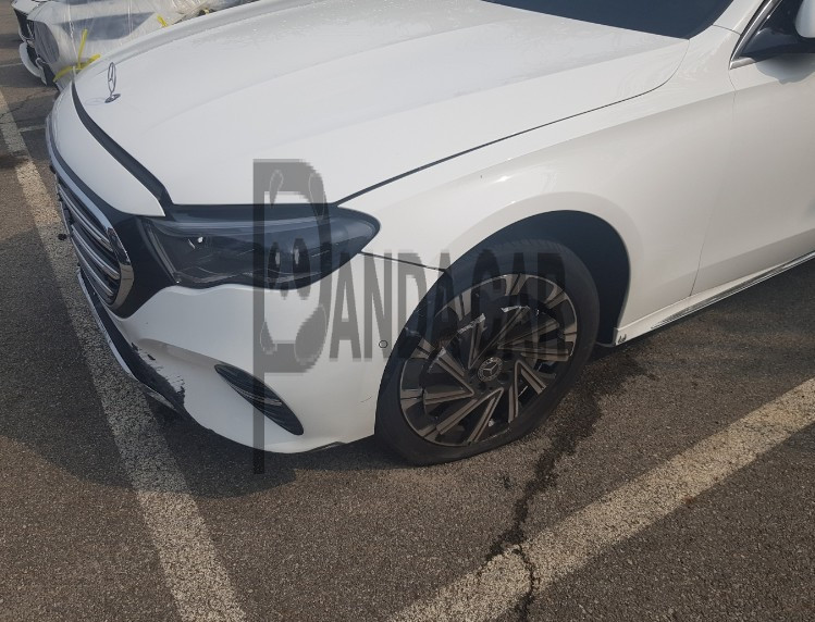 2025 Mercedes-Benz E 300 4MATIC, photograph 3