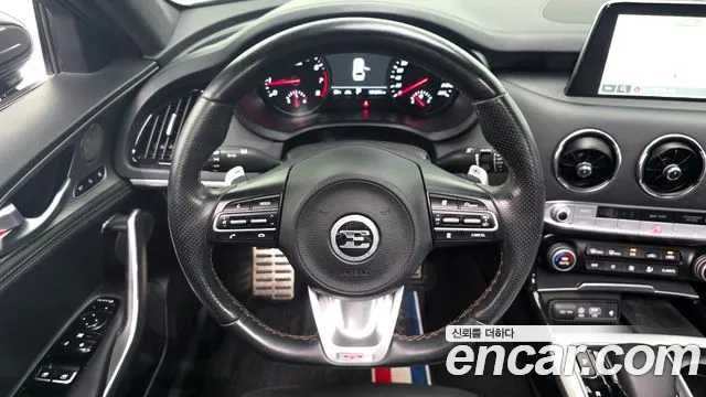 Kia Stinger 2.0 Turbo AWD — photo 1 of 35