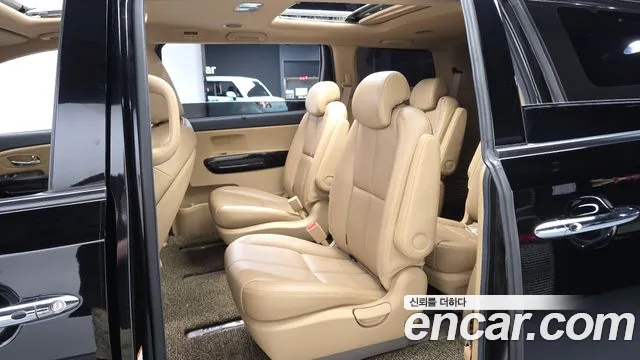 Kia Canival 9-Seater Noblesse Special — photo 1 of 32
