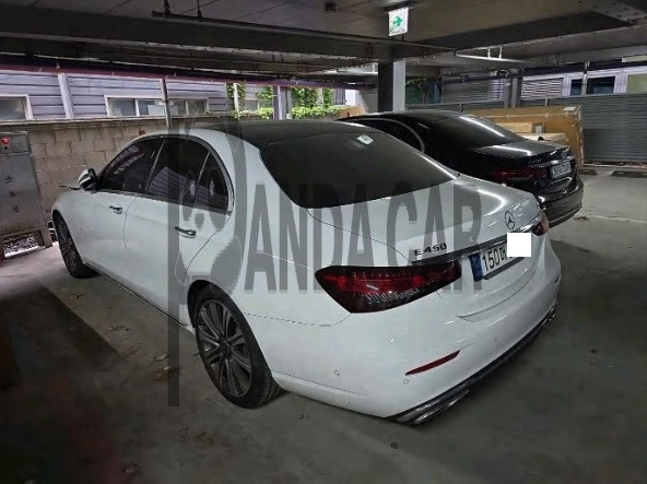 2021 Mercedes-Benz E450 4MATIC, photograph 2