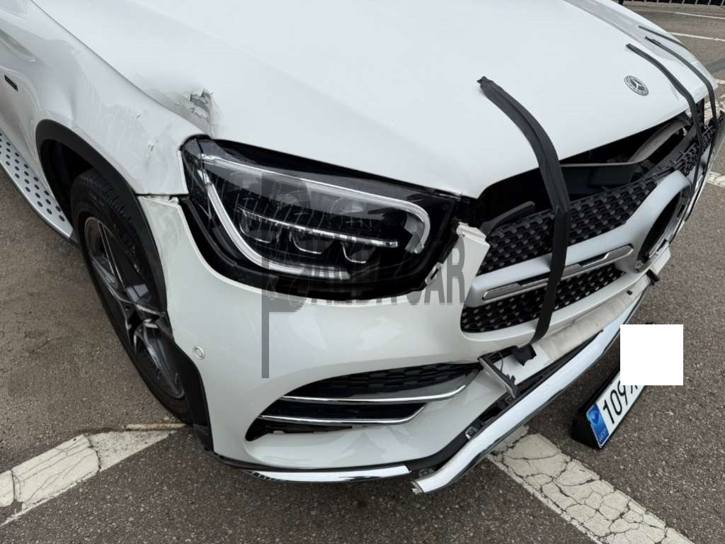 2020 Mercedes-Benz GLC300 e 4MATIC Coupe, photograph 5