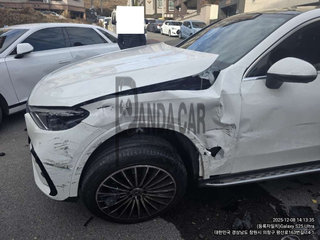 2024 Mercedes-Benz GLC 300 4MATIC Coupe, photograph 4