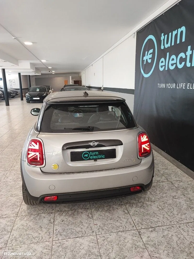 2023 MINI 3 Portas Cooper SE, photograph 5