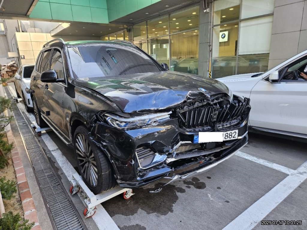 2021 BMW X7 xDrive40i, photograph 3