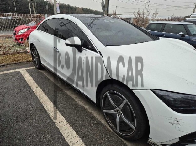 2023 Mercedes-Benz EQE350 4MATIC, photograph 3