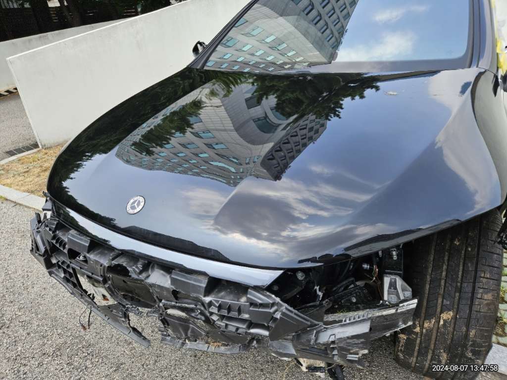 2023 Mercedes-Benz EQE500 4MATIC SUV, photograph 2