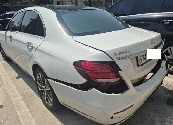 2019 Mercedes-Benz Benz E 300 e, photograph 3