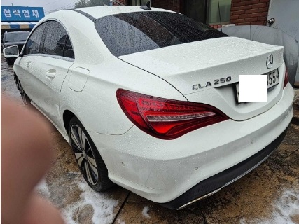 2017 Mercedes-Benz CLA250 4Matic, photograph 3