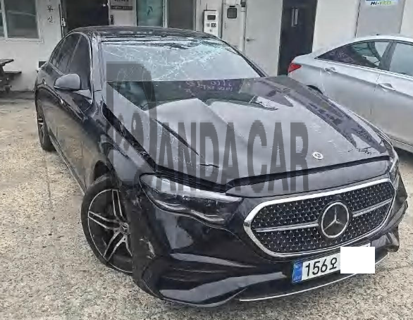 2025 Mercedes-Benz E 300 4MATIC, photograph 1