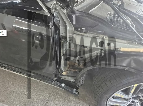 2025 Mercedes-Benz E 300 4MATIC, photograph 3