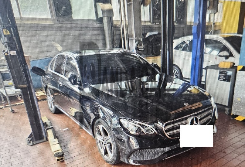 2019 Mercedes-Benz E300, photograph 2