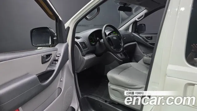 Hyundai Starex 12-Seater Wagon — photo 1 of 30