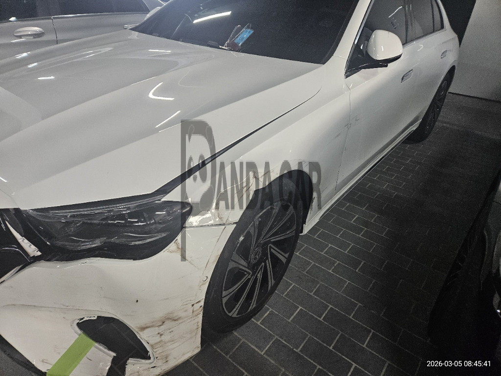 2026 Mercedes-Benz E 300 4MATIC, photograph 2