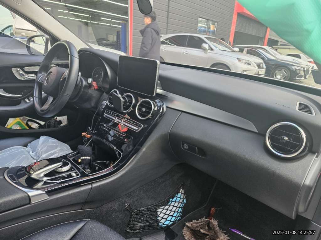 2017 Mercedes-Benz C200, photograph 4