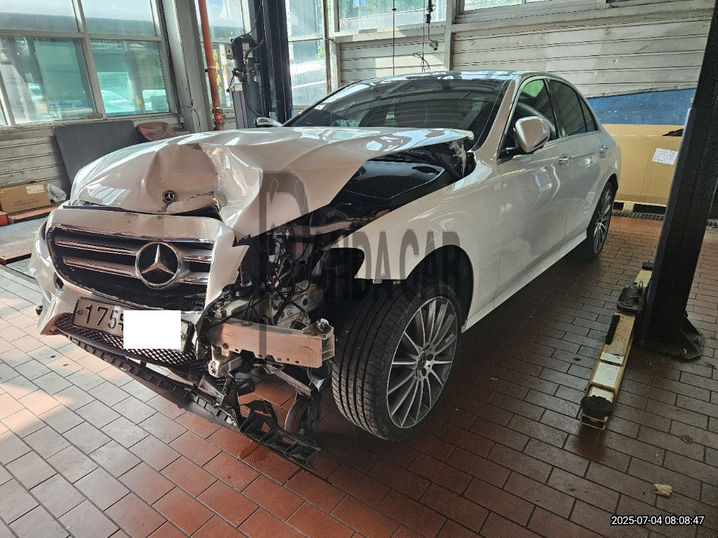 2020 Mercedes-Benz Benz E350 4Matic, photograph 1