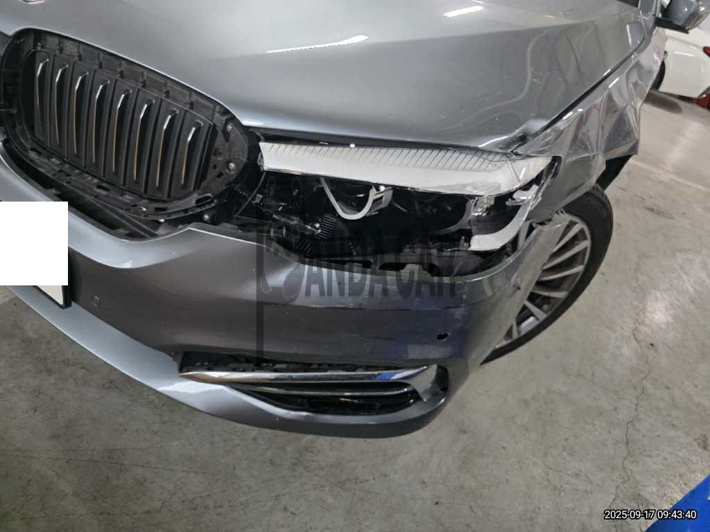 2020 BMW 520i Luxury, photograph 3
