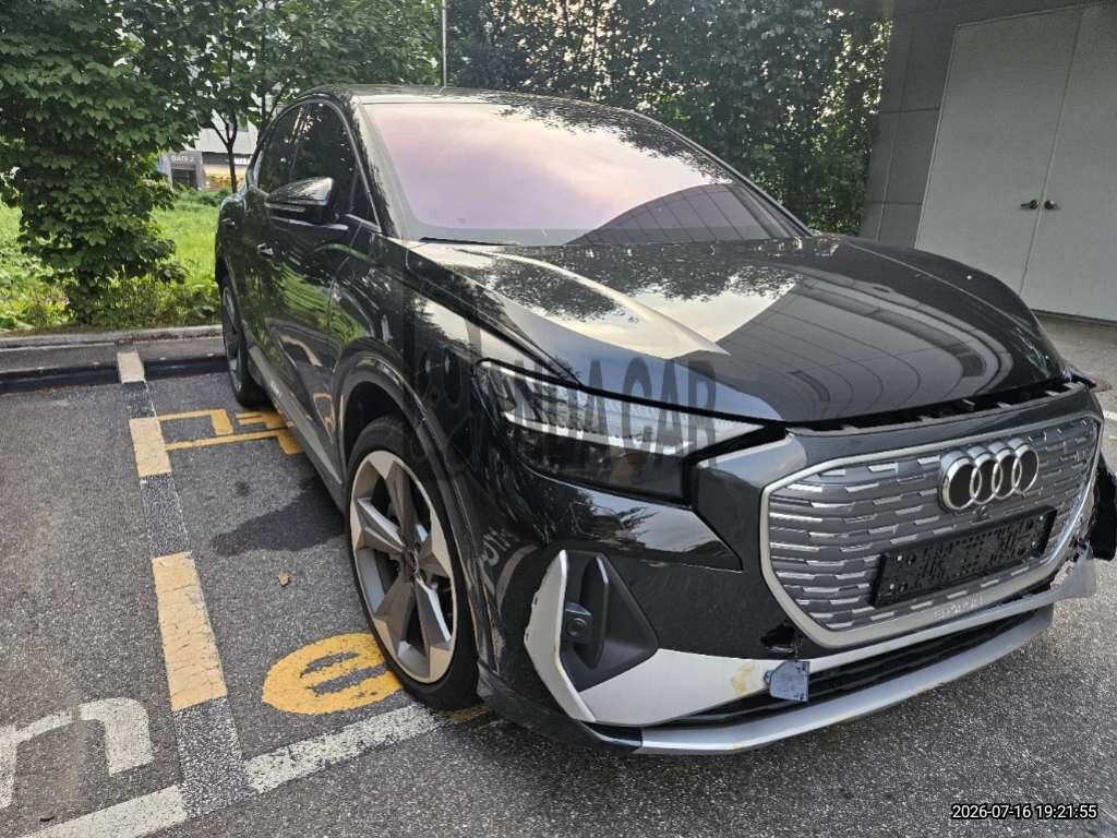 2025 Audi Q4 Sportback 45 e-tron, photograph 4